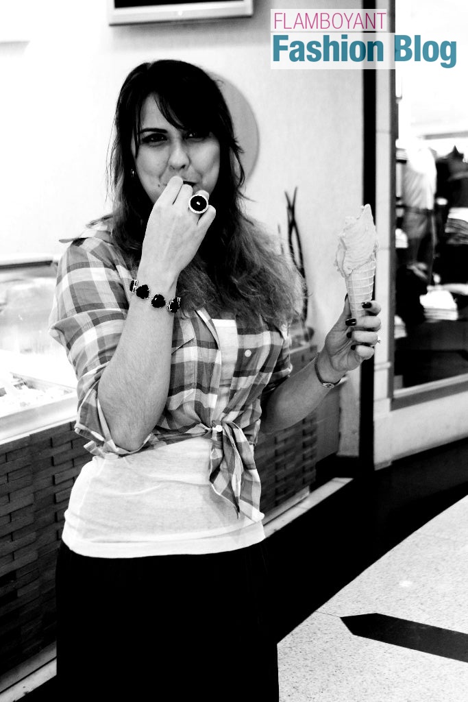 Renata Checha tirando uma Casquinha do Sorvete